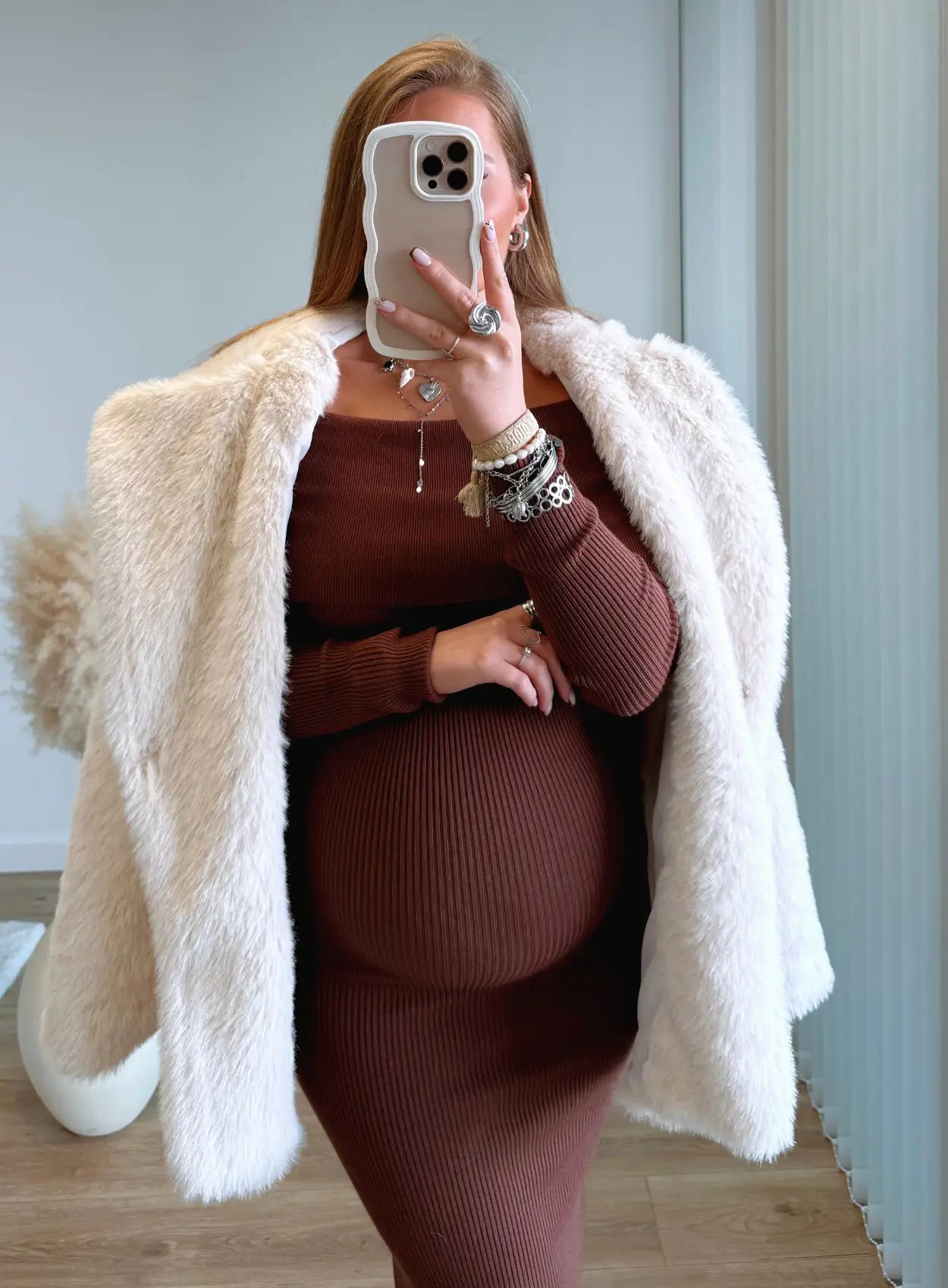 manteau-de-grossesse-en-fausse-fourrure-beige