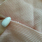 Robe-longue-de-grossesse-et-allaitement-côtelée-rose-pastel