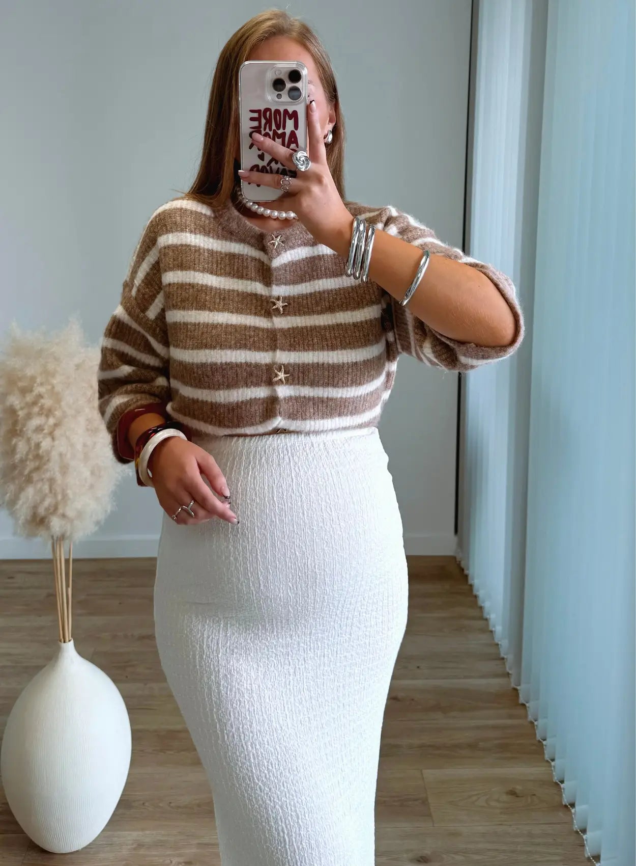 pull-gilet-de-grossesse-en-maille-rayé-blanc-et-beige