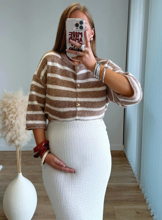 pull-gilet-de-grossesse-en-maille-rayé-blanc-et-beige