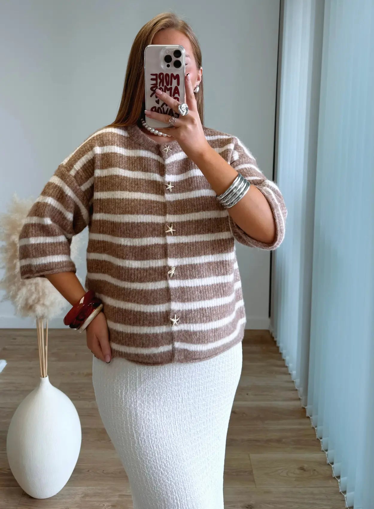 pull-gilet-de-grossesse-en-maille-rayé-blanc-et-beige