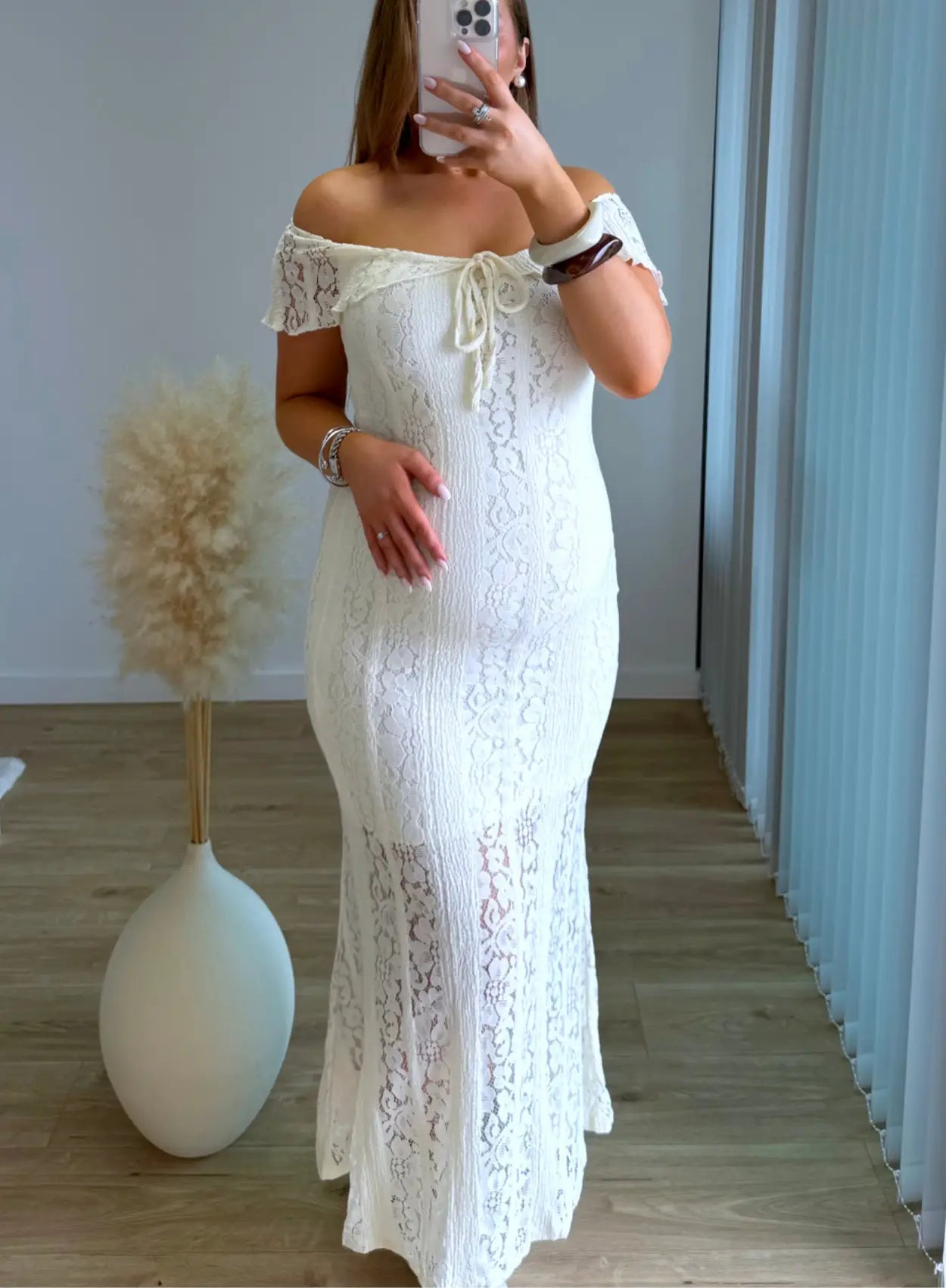 Robe-longue-de-grossesse-blanche-en-dentelle