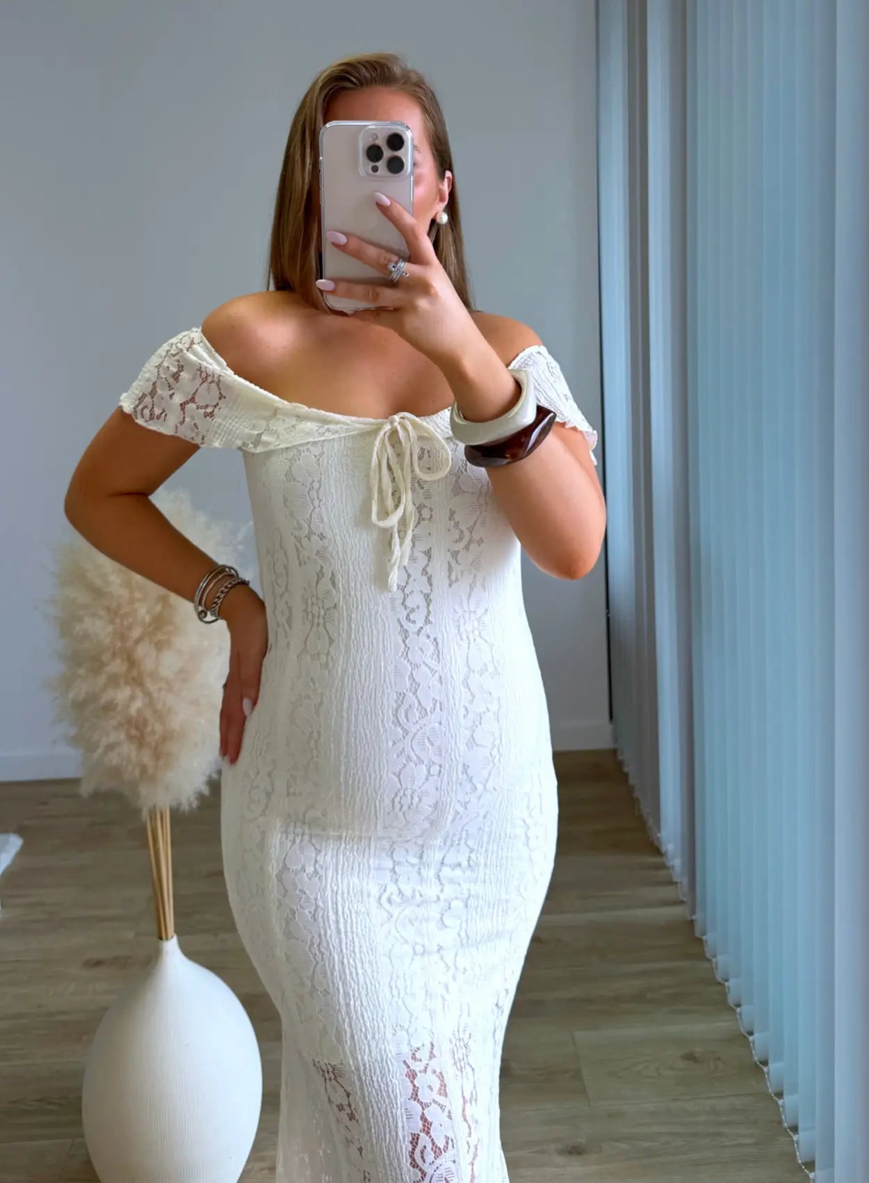 Robe-longue-de-grossesse-blanche-en-dentelle