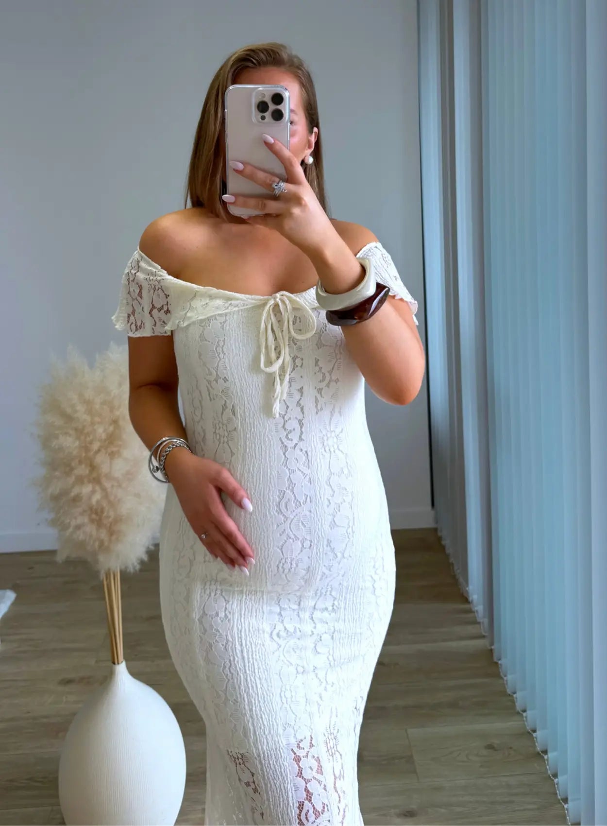 Robe-longue-de-grossesse-blanche-en-dentelle