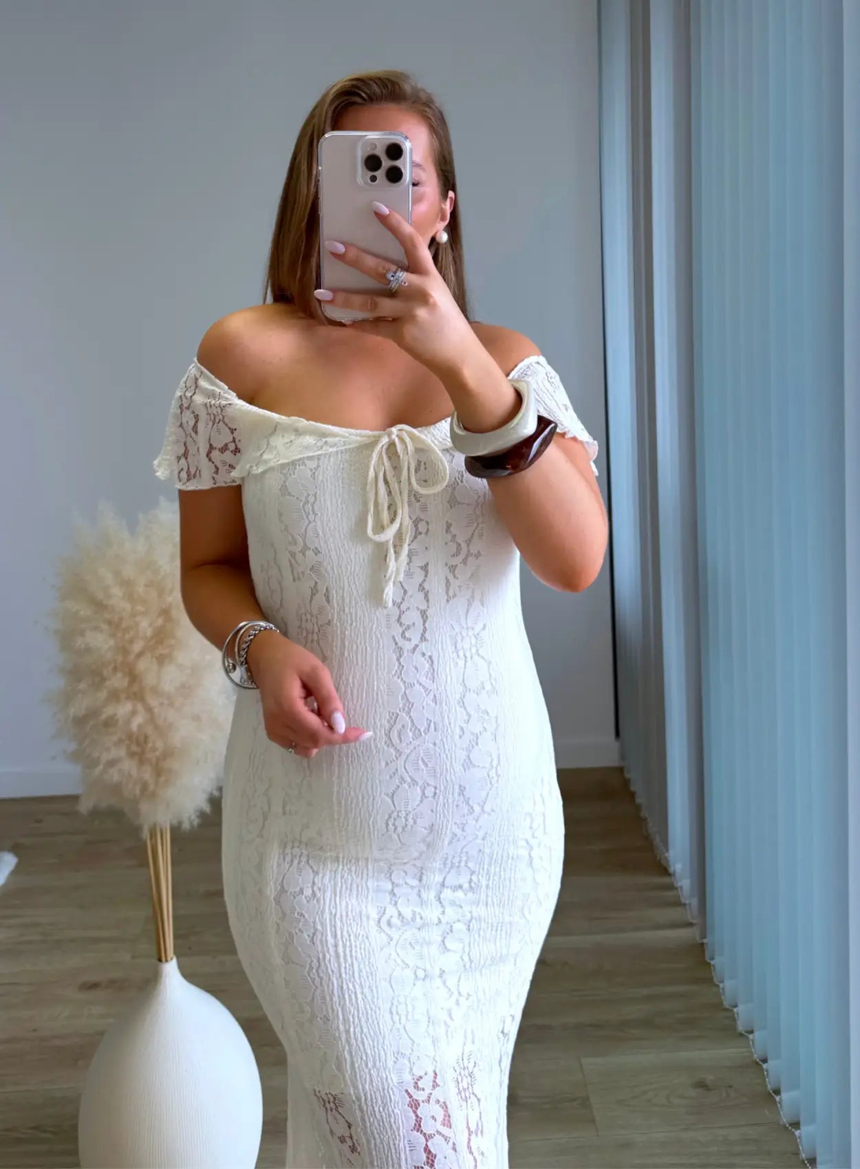 Robe-longue-de-grossesse-blanche-en-dentelle