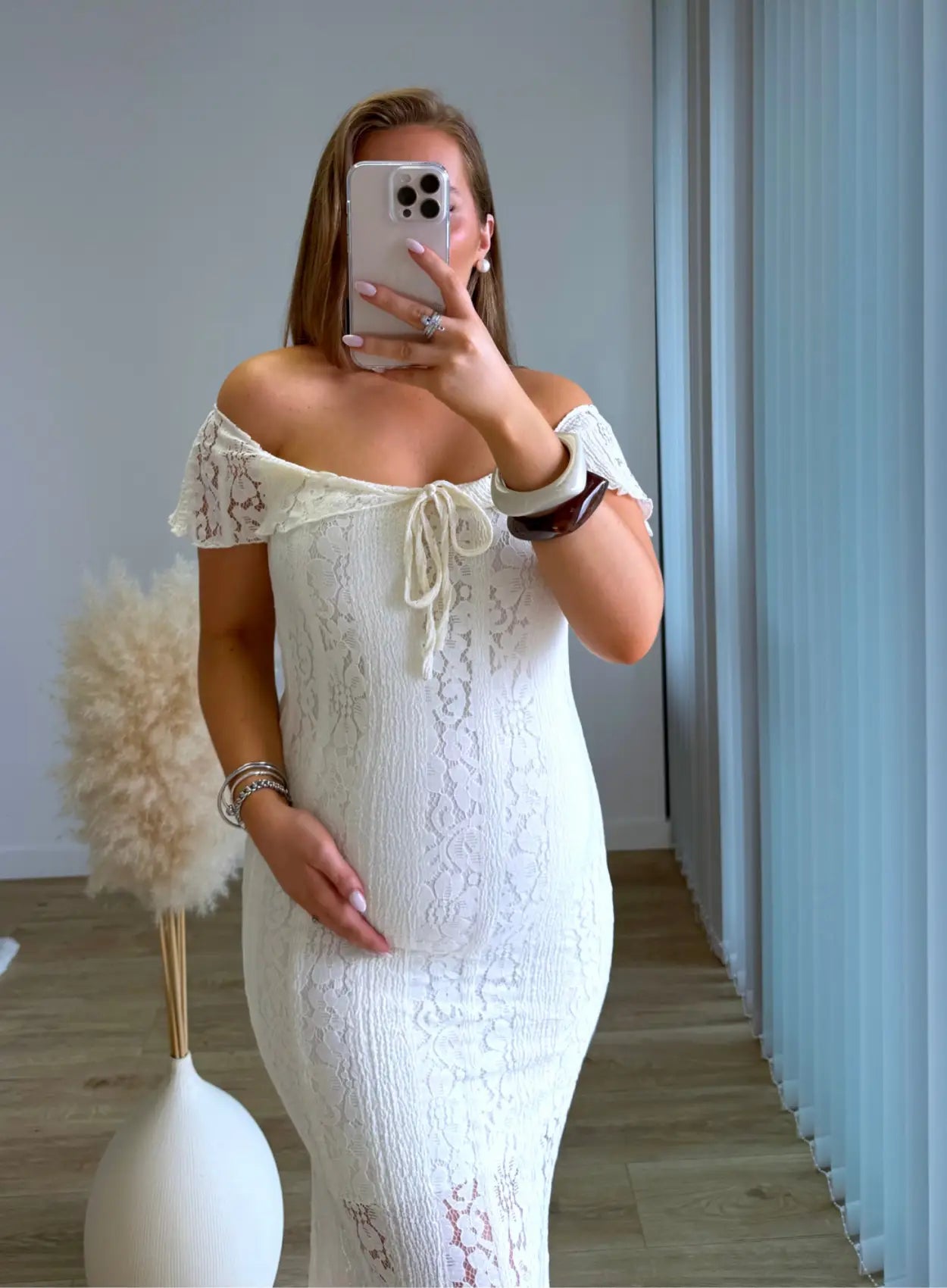 Robe-longue-de-grossesse-blanche-en-dentelle
