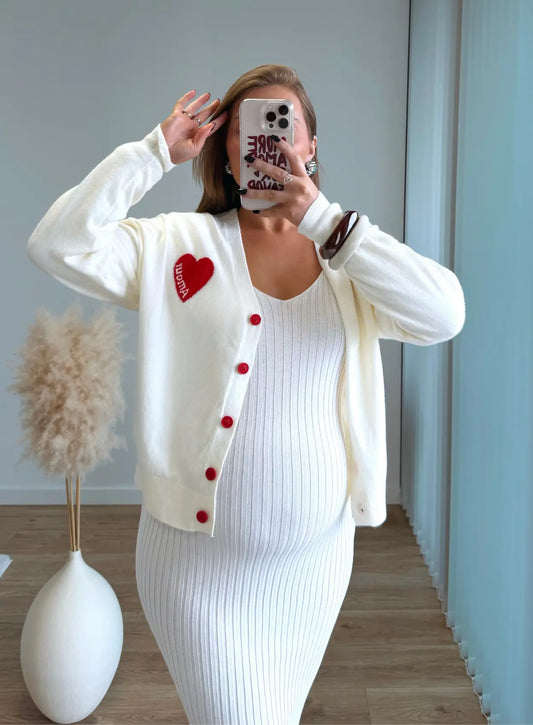 Gilet-élégant-de-grossesse-en-maille-blanc-coeur-rouge