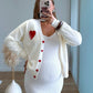 Gilet-élégant-de-grossesse-en-maille-blanc-coeur-rouge