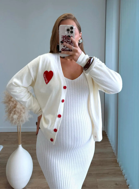 Gilet-élégant-de-grossesse-en-maille-blanc-coeur-rouge