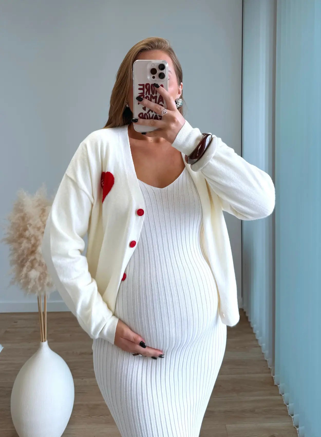 Gilet-élégant-de-grossesse-en-maille-blanc-coeur-rouge