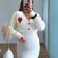 Gilet-élégant-de-grossesse-en-maille-blanc-coeur-rouge