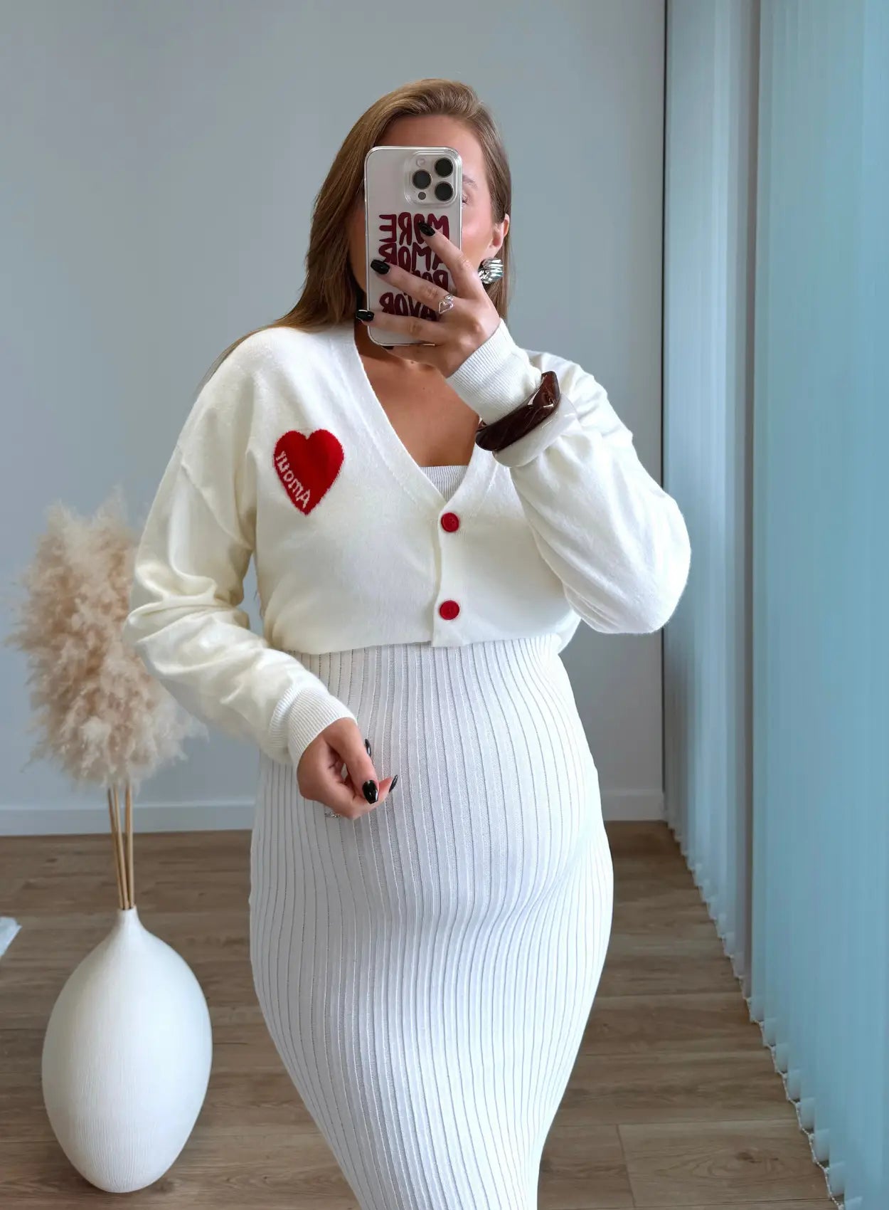 Gilet-élégant-de-grossesse-en-maille-blanc-coeur-rouge