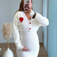 Gilet-élégant-de-grossesse-en-maille-blanc-coeur-rouge
