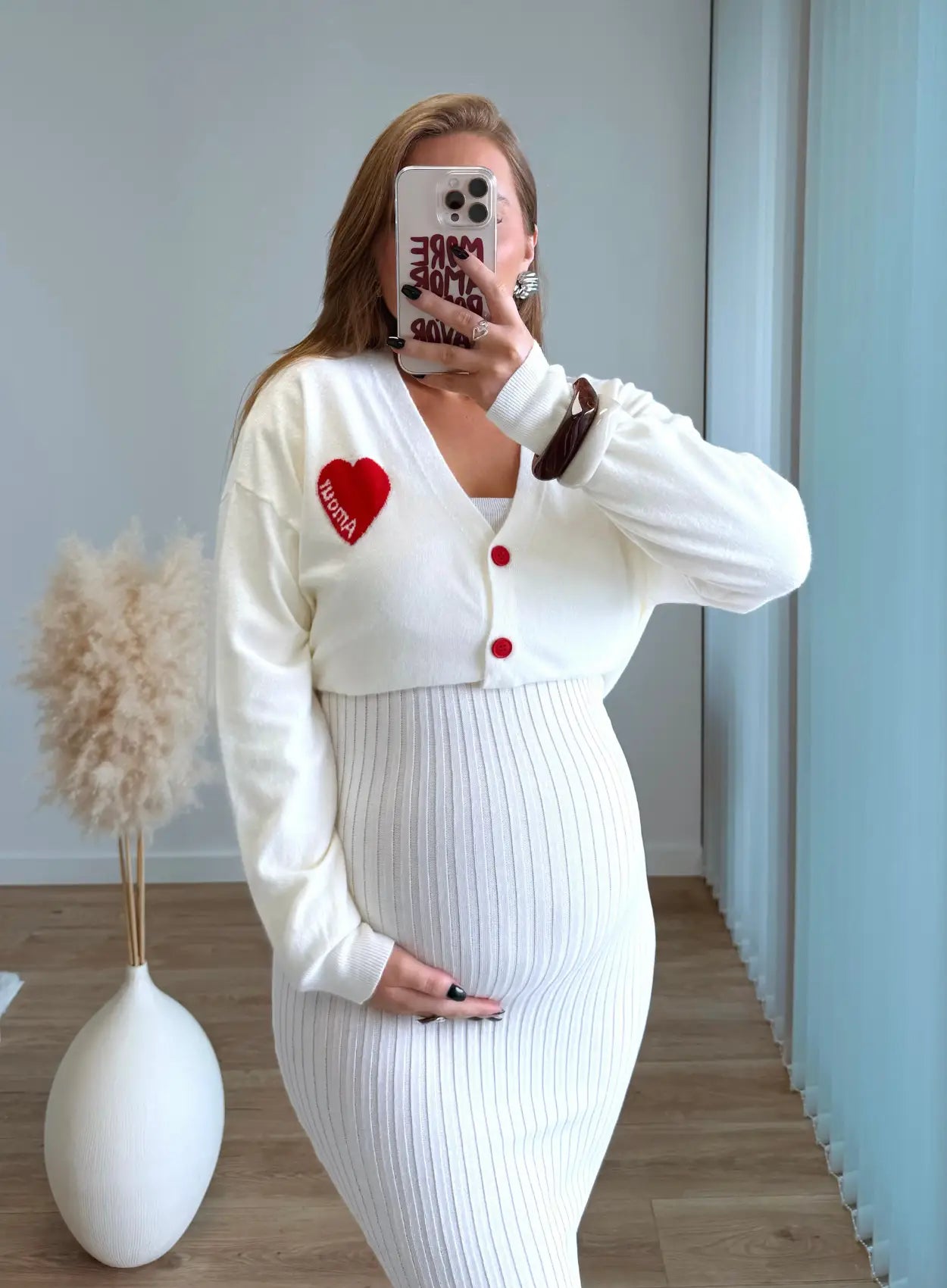 Gilet-élégant-de-grossesse-en-maille-blanc-coeur-rouge