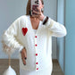 Gilet-élégant-de-grossesse-en-maille-blanc-coeur-rouge