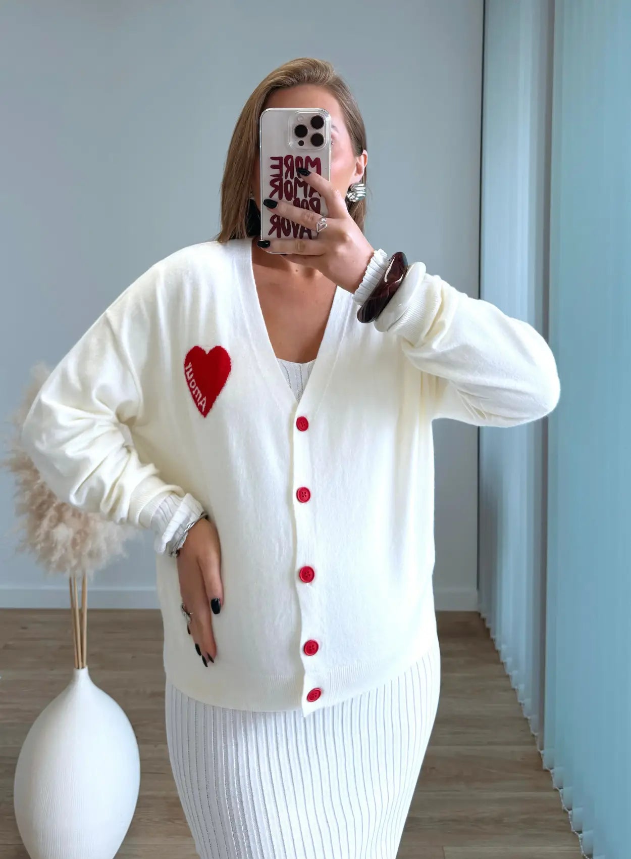 Gilet-élégant-de-grossesse-en-maille-blanc-coeur-rouge