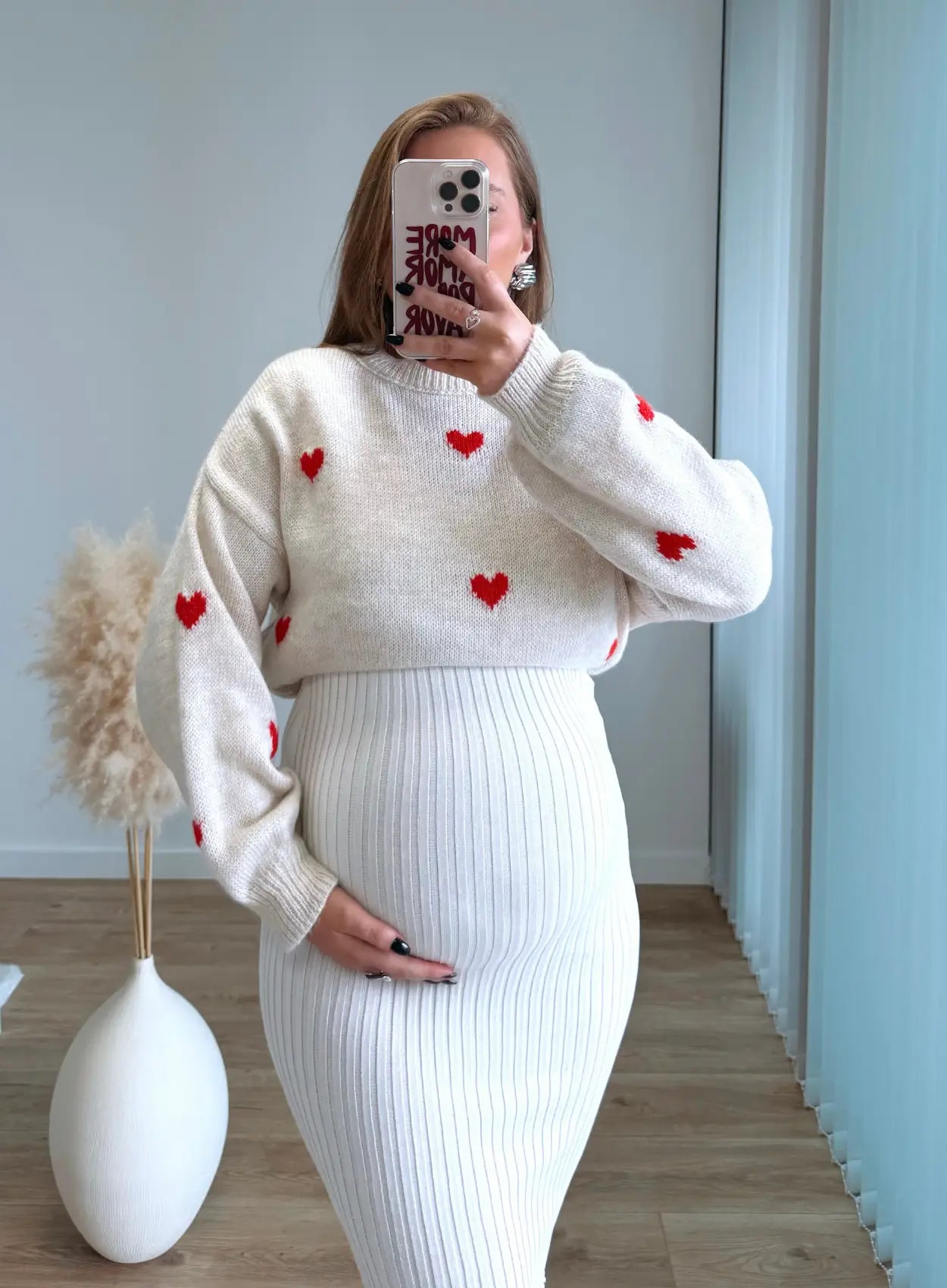 Pull-de-grossesse-en-maille-beige-à-coeurs-rouges