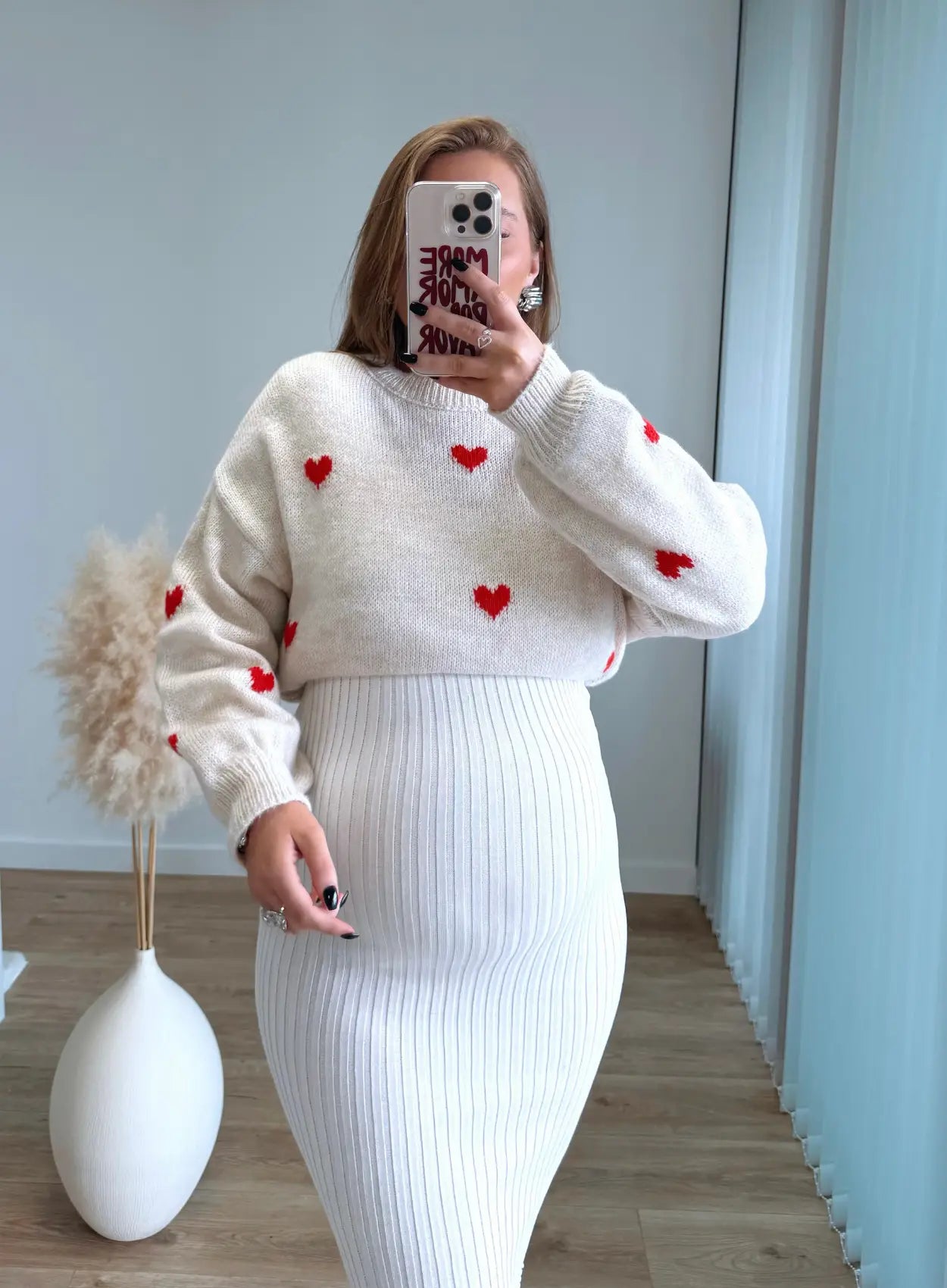 Pull-de-grossesse-en-maille-beige-à-coeurs-rouges