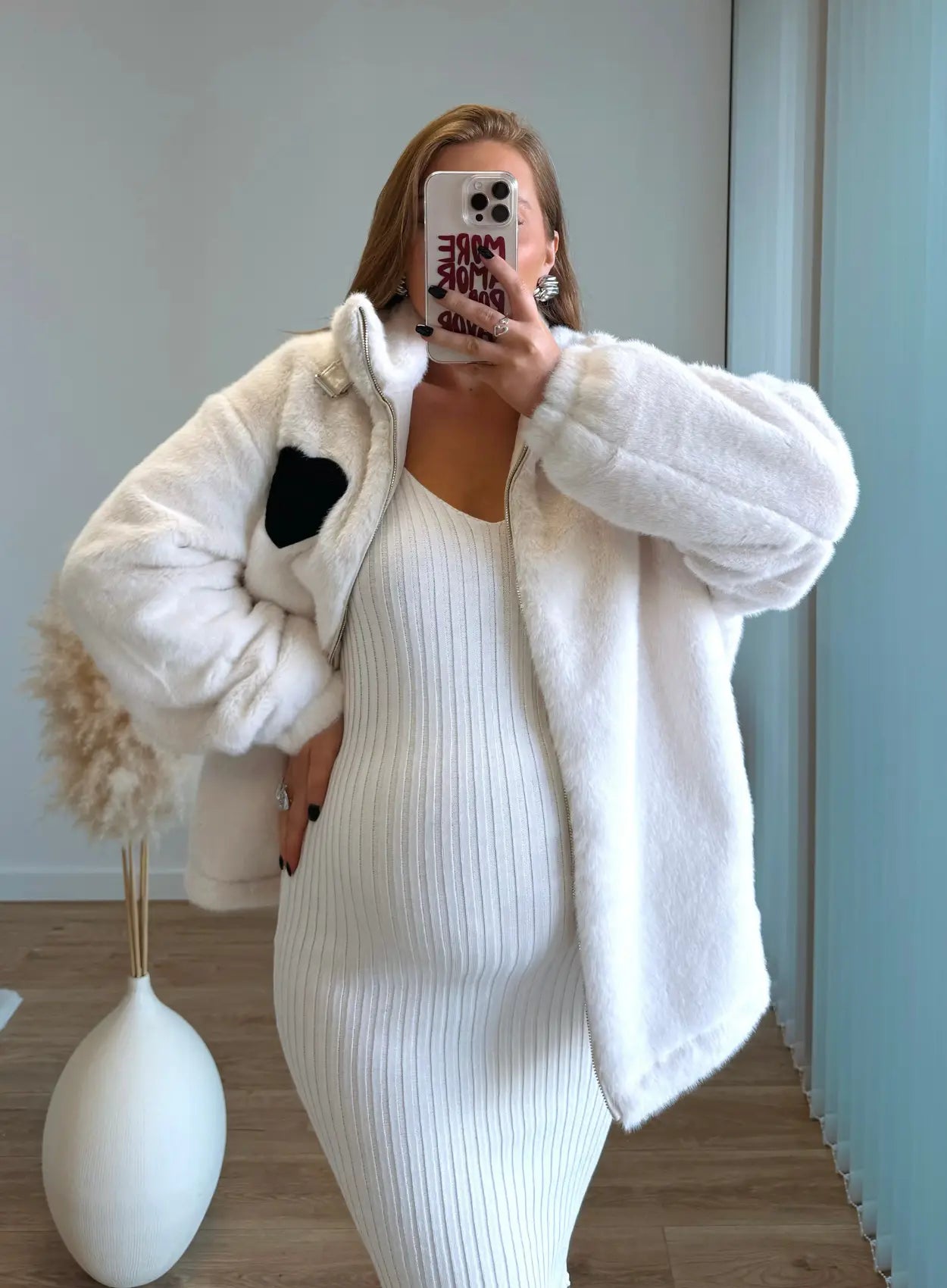 Manteau-de-grossesse-en-fausse-fourrure-blanc-et-coeur-noire