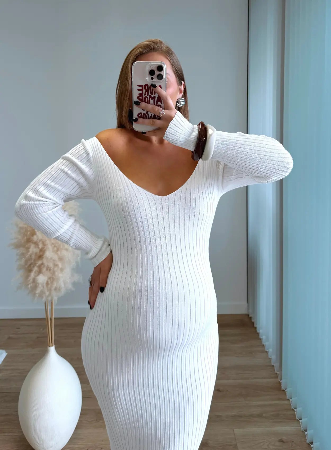Robe-mi-longue-de-grossesse-côtelée-blanche