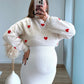 Pull-de-grossesse-en-maille-beige-à-coeurs-rouges