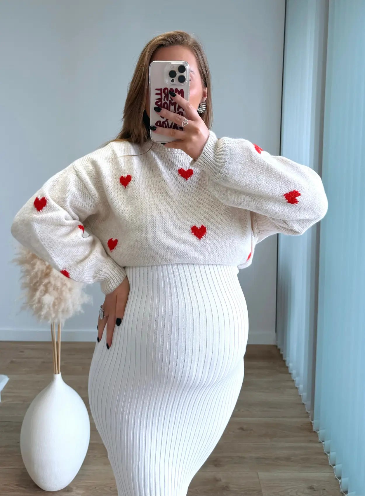 Pull-de-grossesse-en-maille-beige-à-coeurs-rouges