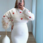 Pull-de-grossesse-en-maille-beige-à-coeurs-rouges