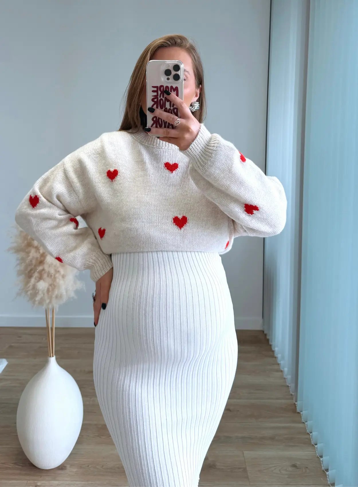 Pull-de-grossesse-en-maille-beige-à-coeurs-rouges