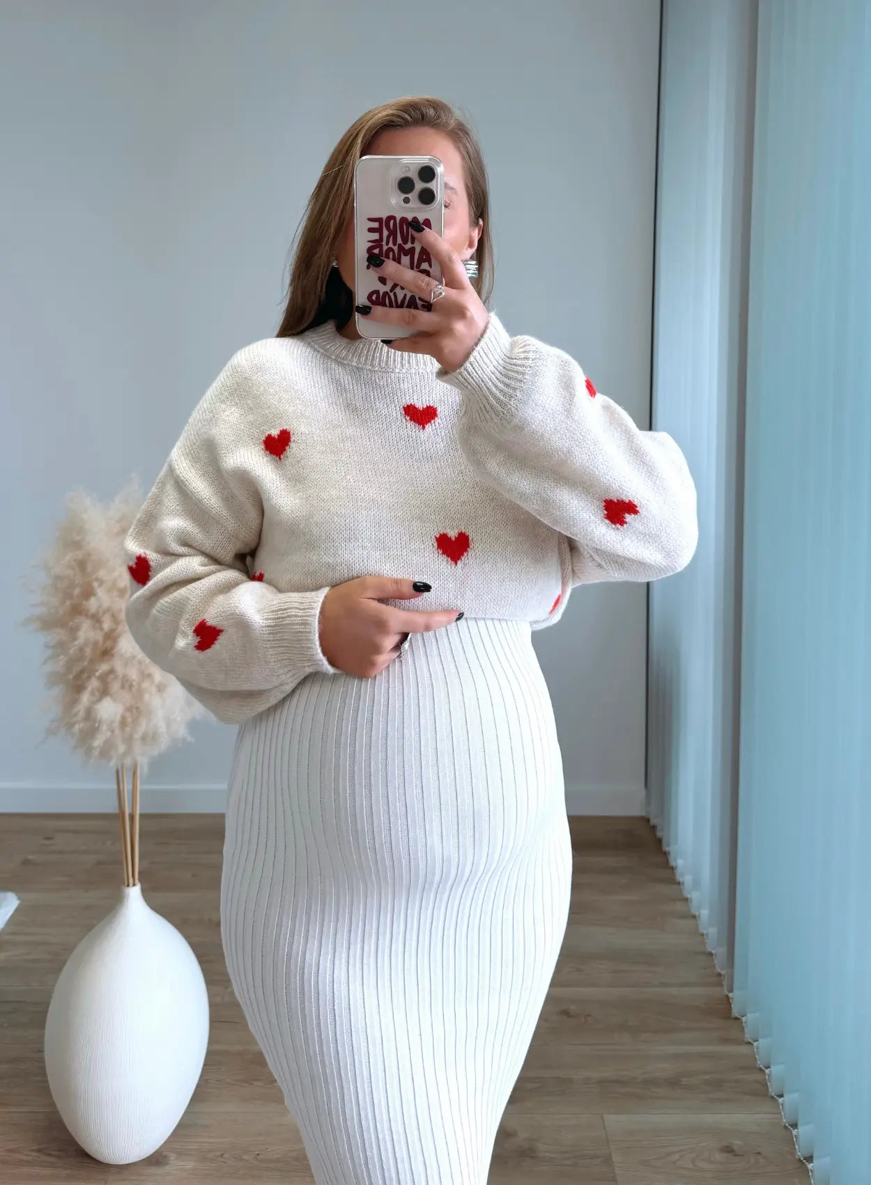 Pull-de-grossesse-en-maille-beige-à-coeurs-rouges