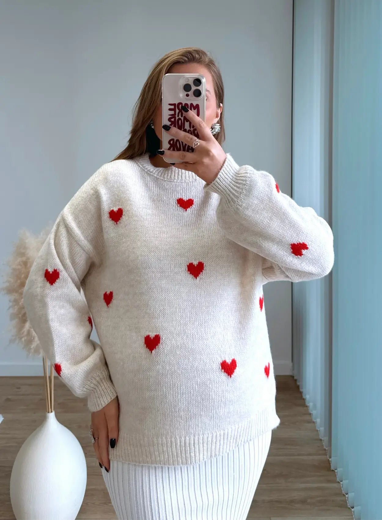 Pull-de-grossesse-en-maille-beige-à-coeurs-rouges