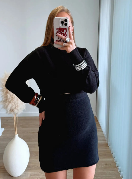 ensemble-en-laine-jupe-courte-et-pull-noir