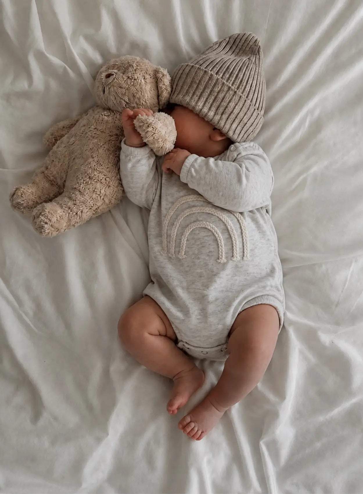 vetement-bebe-barboteuse-en-maille-arc-en-ciel-beige-et-gris