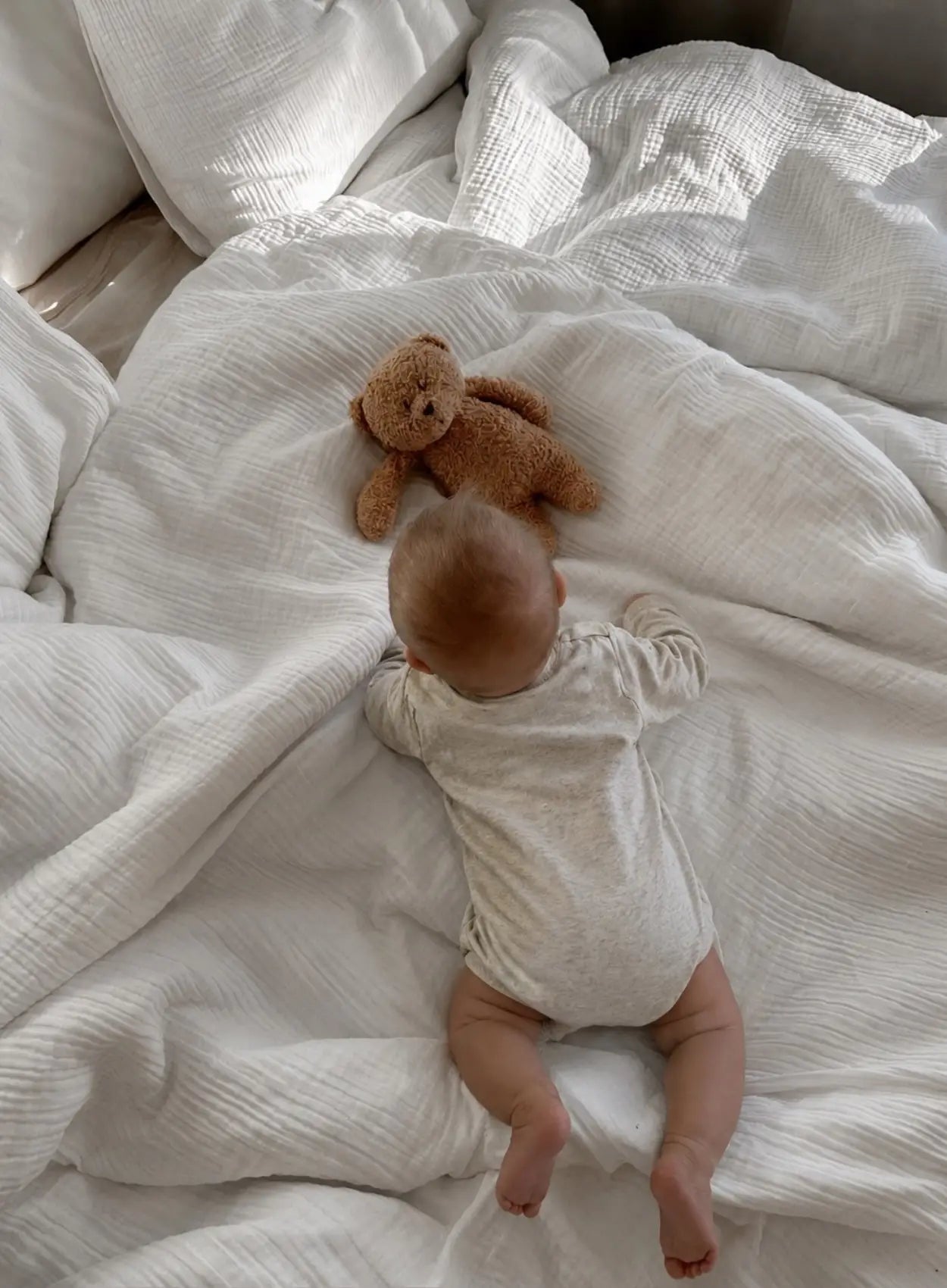 vetement-bebe-barboteuse-en-maille-arc-en-ciel-beige-et-gris