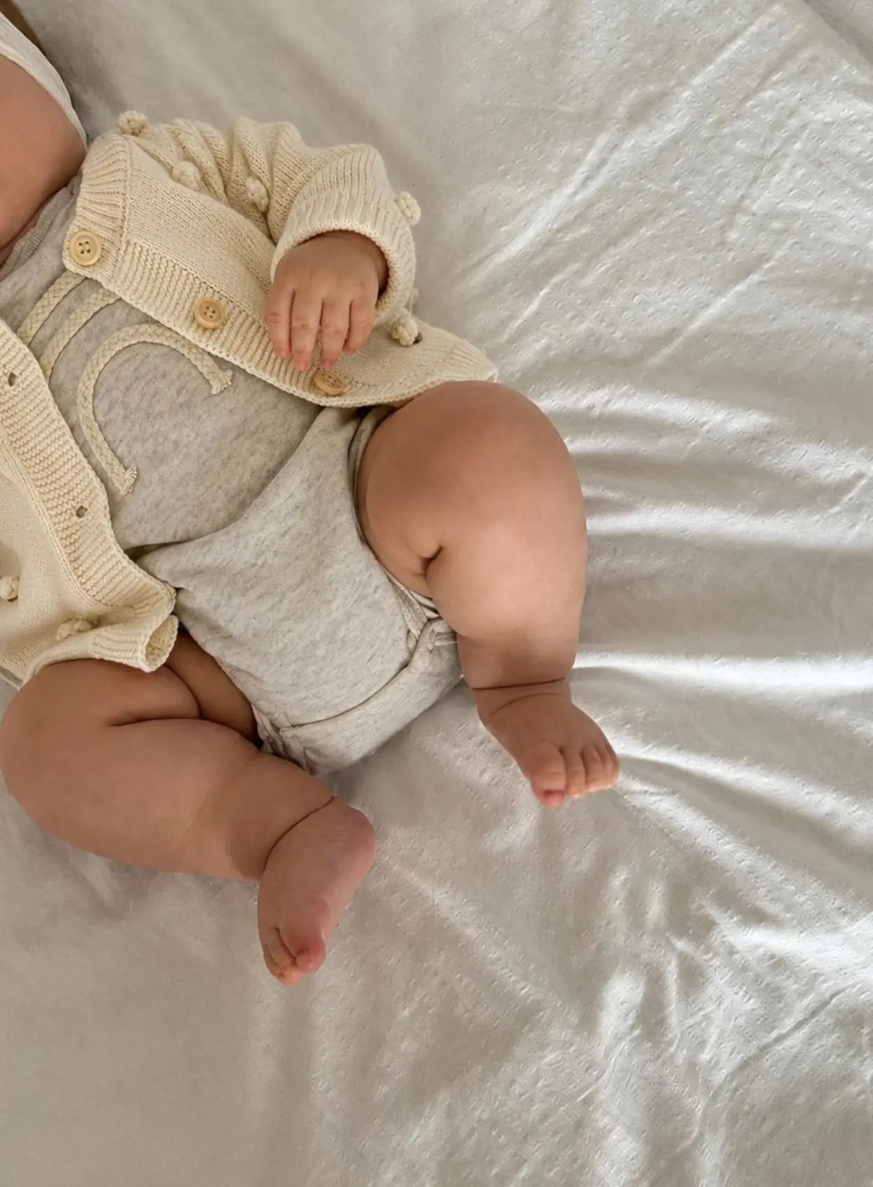 vetement-bebe-barboteuse-en-maille-arc-en-ciel-beige-et-gris
