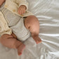 vetement-bebe-gilet-en-maille-à-pois-texturès-beige-pour-bébé