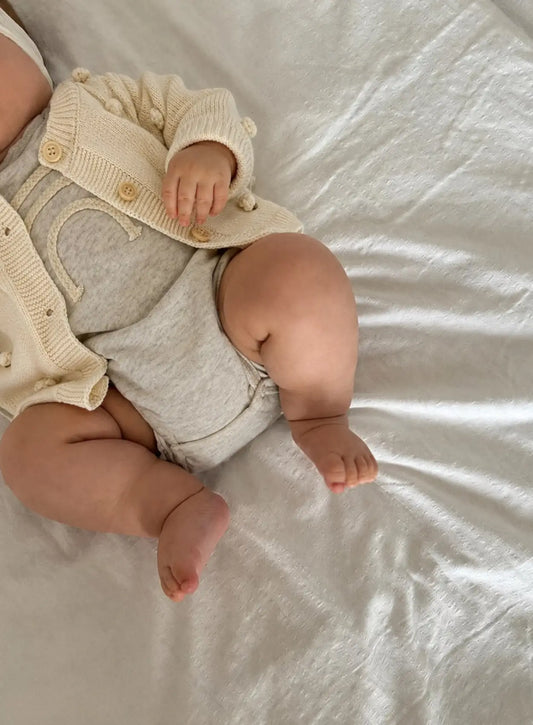 vetement-bebe-gilet-en-maille-à-pois-texturès-beige-pour-bébé