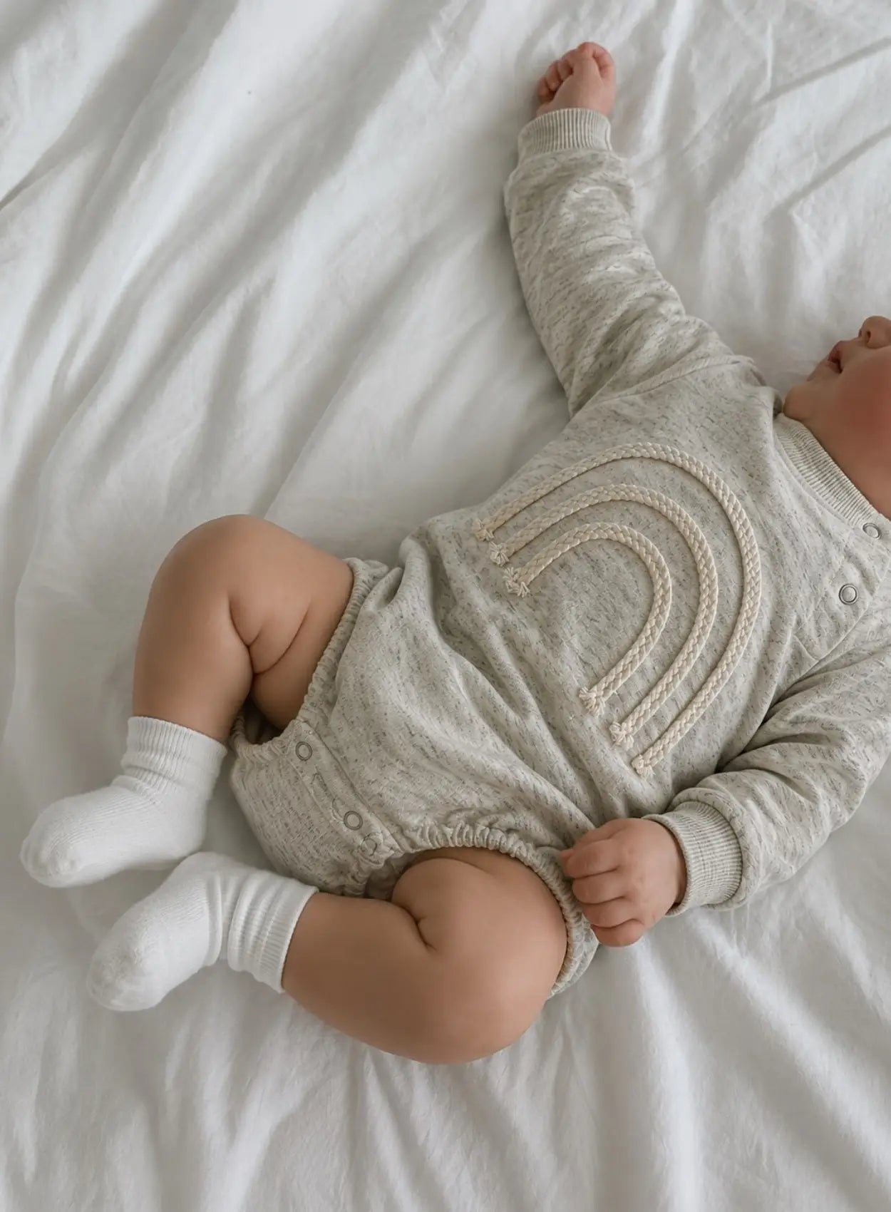 vetement-bebe-barboteuse-en-maille-arc-en-ciel-beige-et-gris