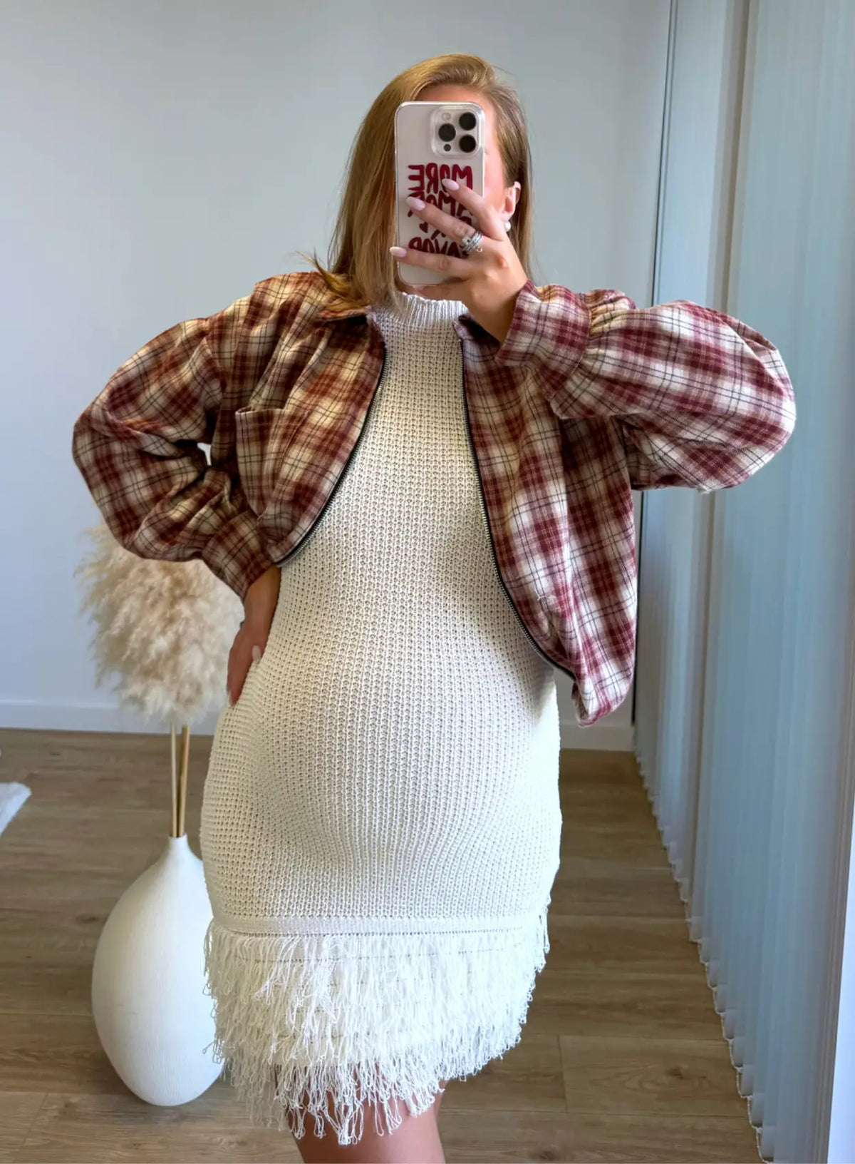 Robe-de-grossesse-crème-élégante-à-franges