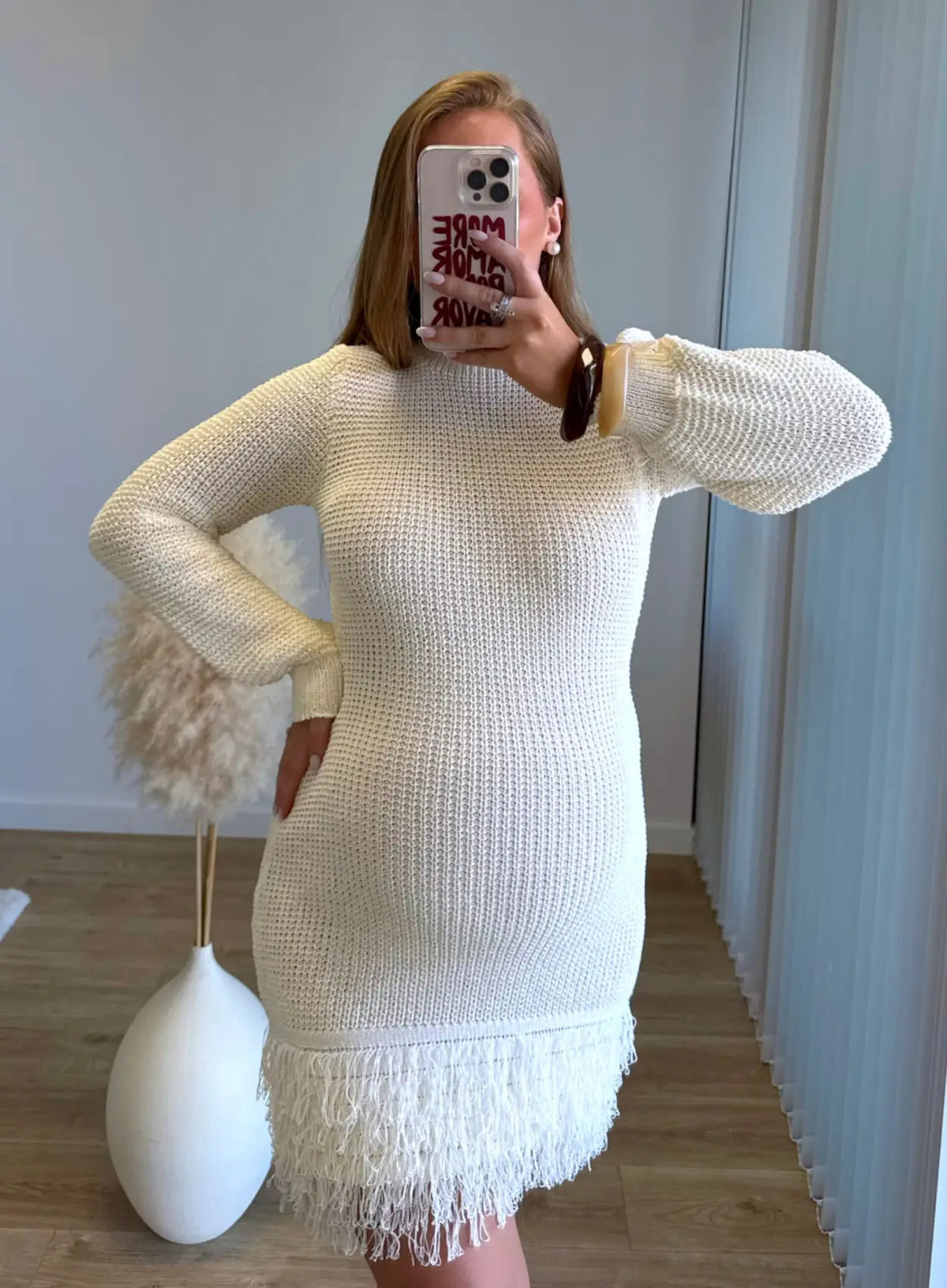 Robe-de-grossesse-crème-élégante-à-franges