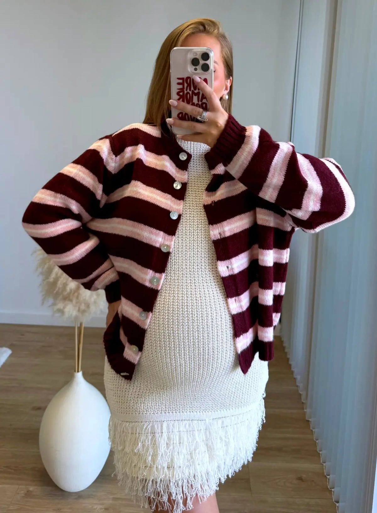 Robe-de-grossesse-crème-élégante-à-franges