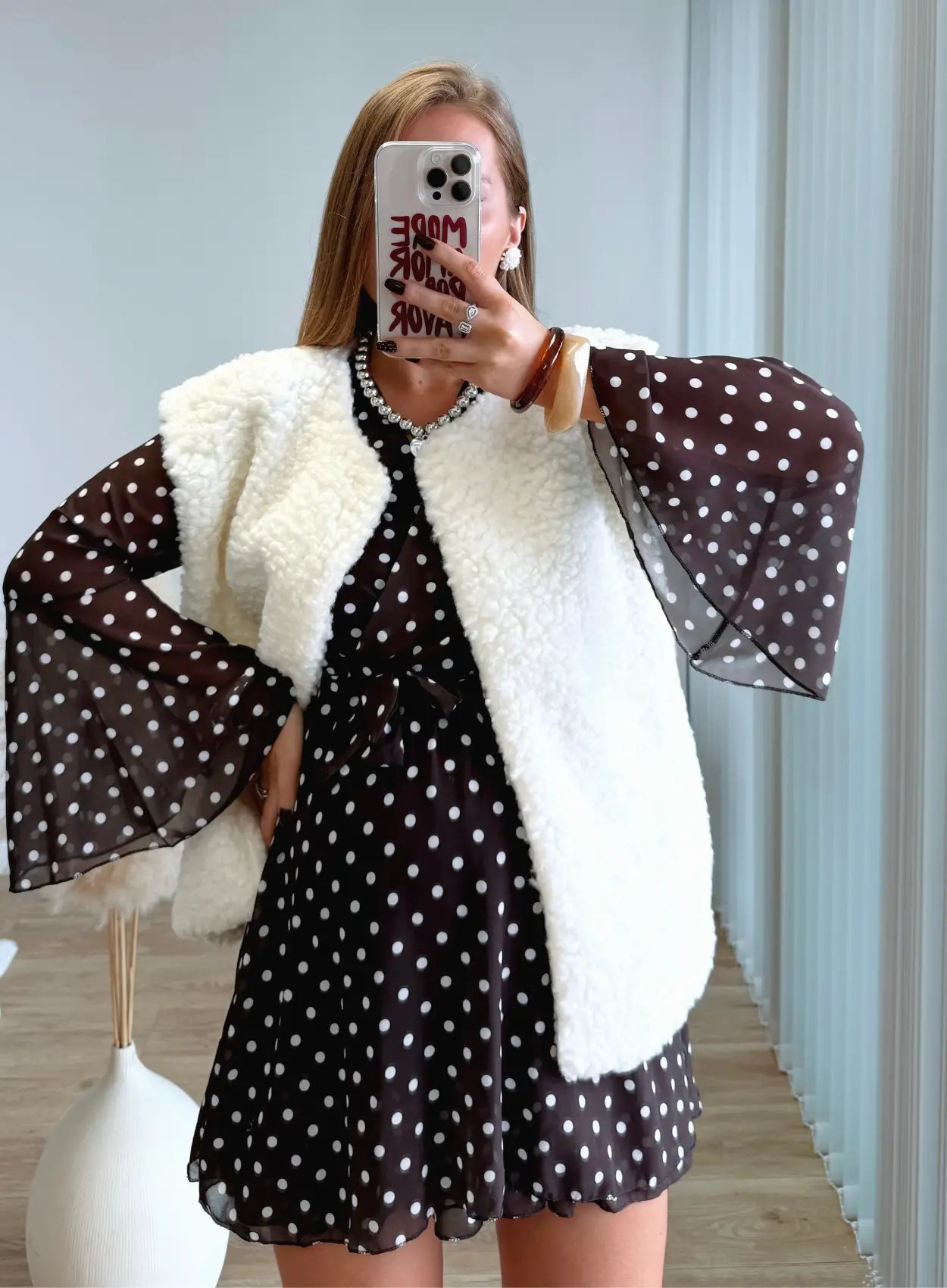 Robe-courte-de-grossesse-marron-à-petits-pois