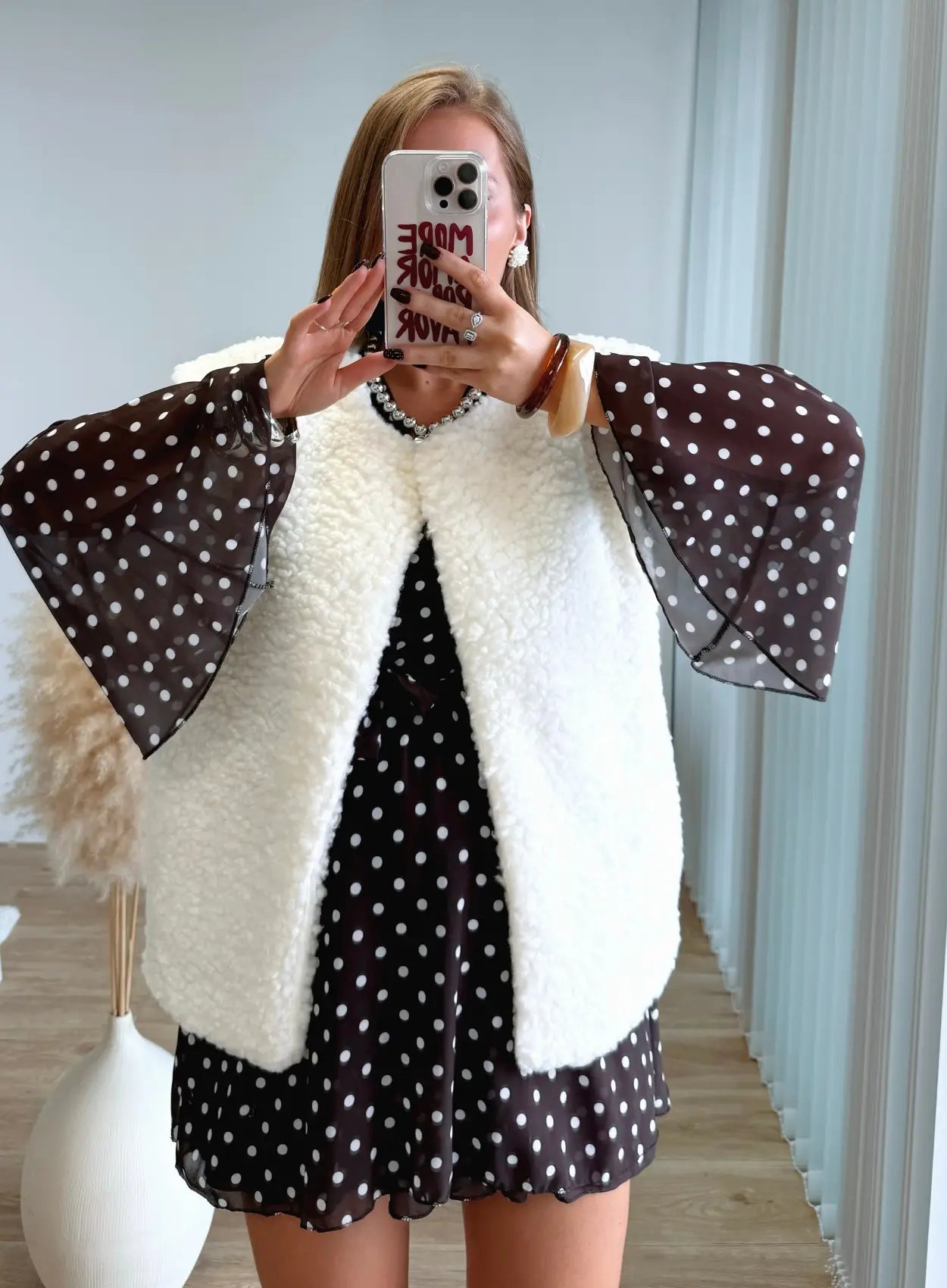 Robe-courte-de-grossesse-marron-à-petits-pois