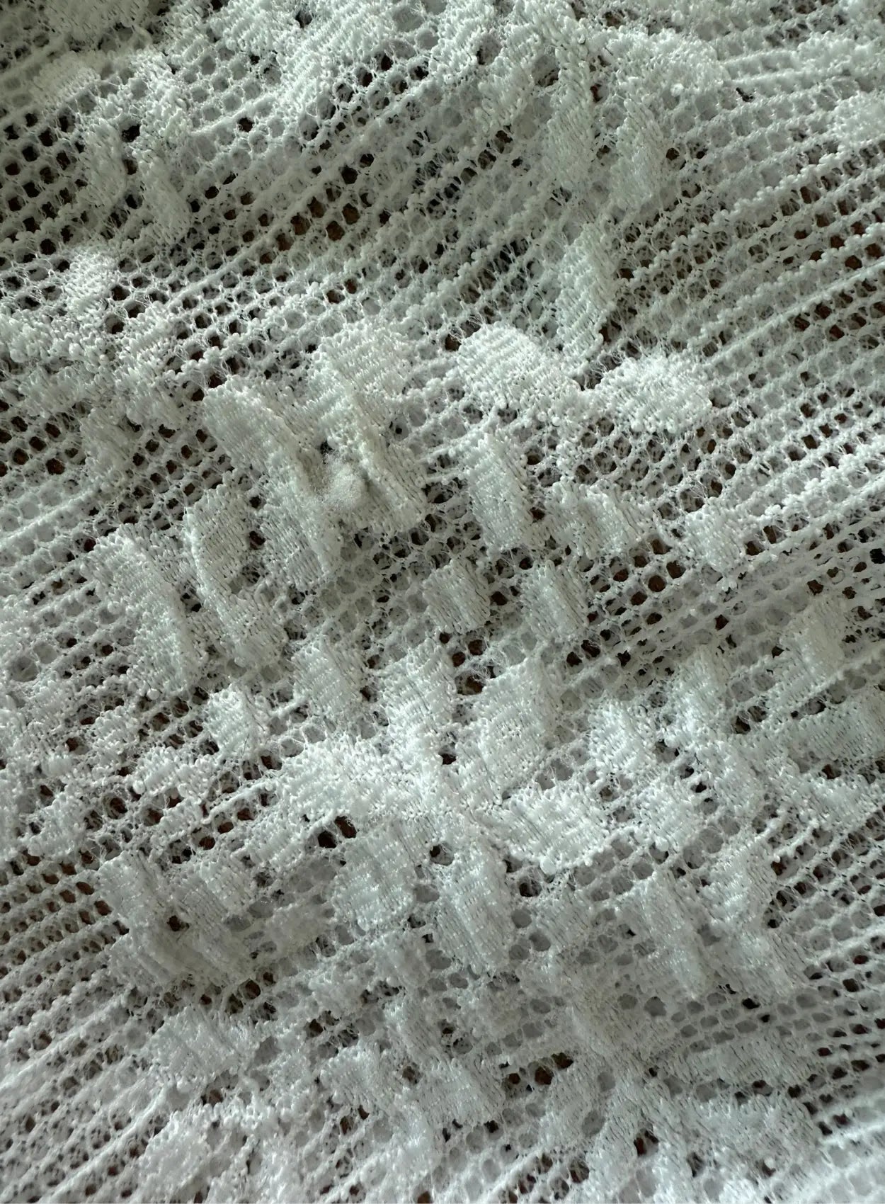 Chemise-de-grossesse-blanche-brodée-à-fleurs