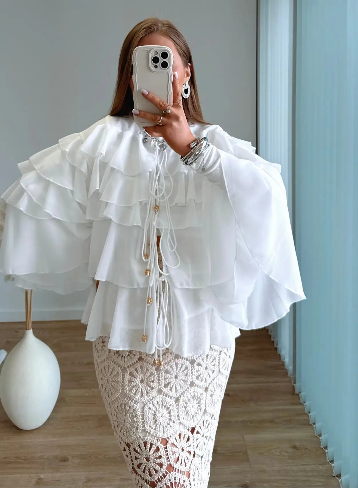 blouse-de-grossesse-et-allaitement-à-volants-blanche-à-nouer-sur-le-devant