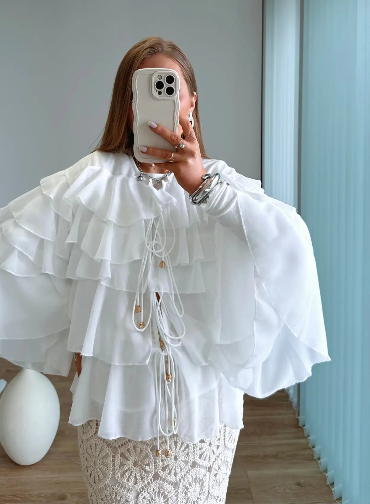 blouse-de-grossesse-et-allaitement-à-volants-blanche-à-nouer-sur-le-devant