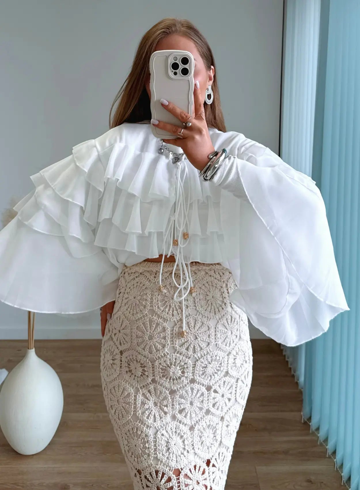 blouse-de-grossesse-et-allaitement-à-volants-blanche-à-nouer-sur-le-devant