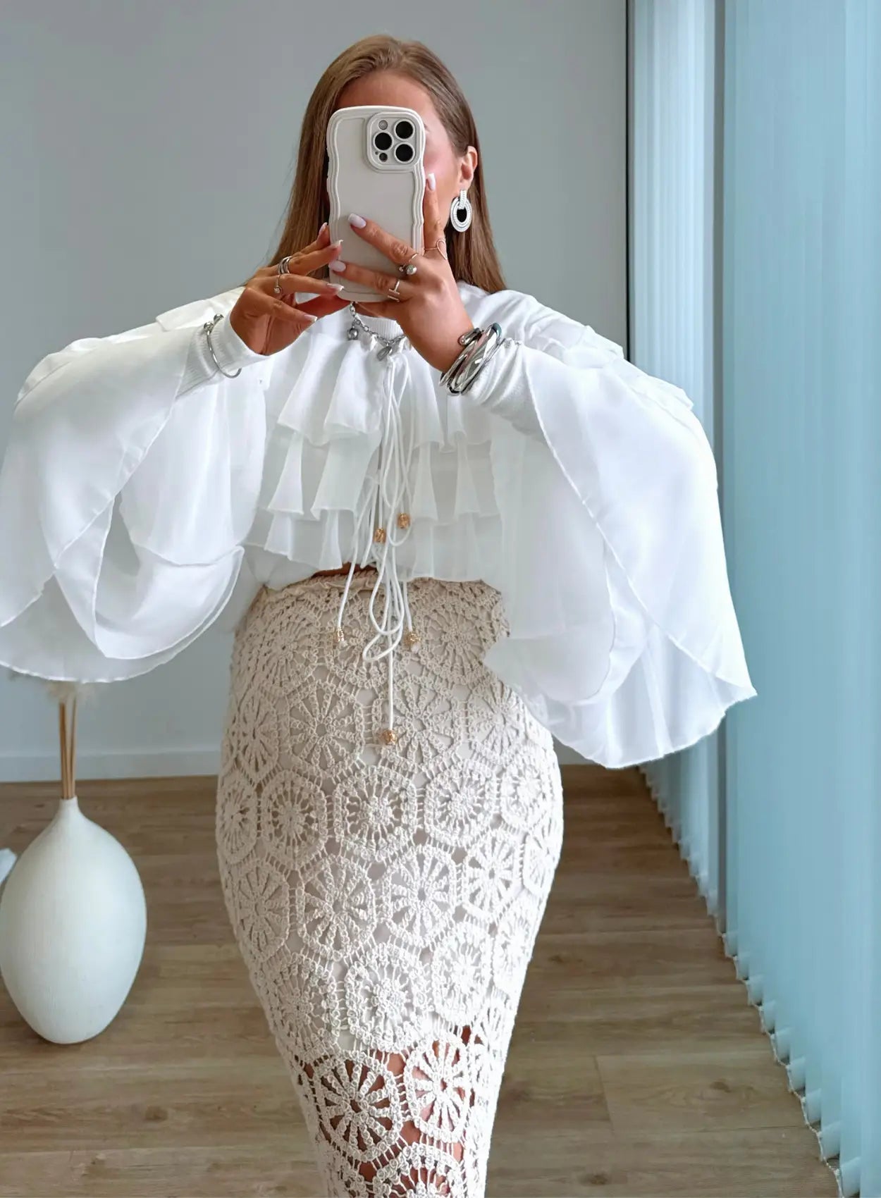 blouse-de-grossesse-et-allaitement-à-volants-blanche-à-nouer-sur-le-devant