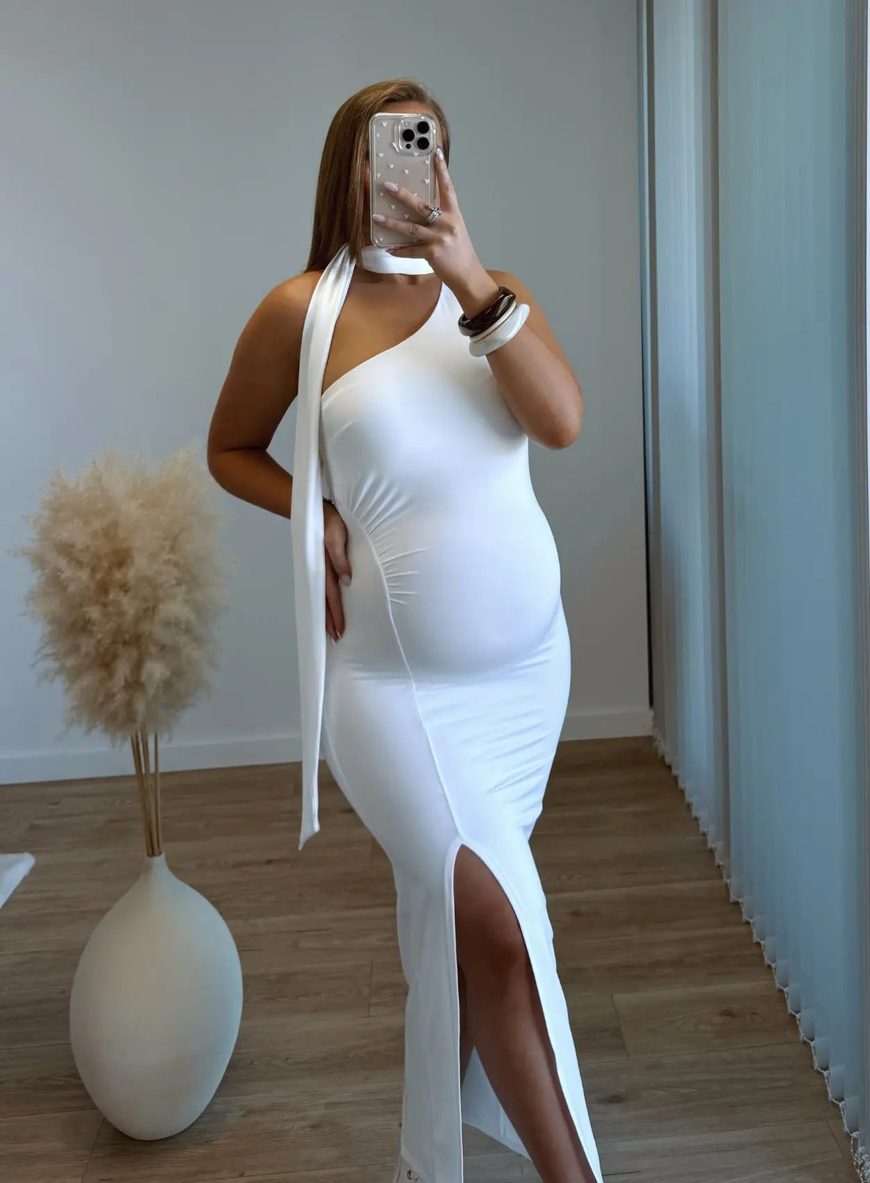 Robe-longue-de-grossesse-élégante-asymétrique-blanche
