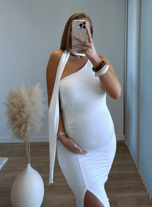 Robe-longue-de-grossesse-élégante-asymétrique-blanche