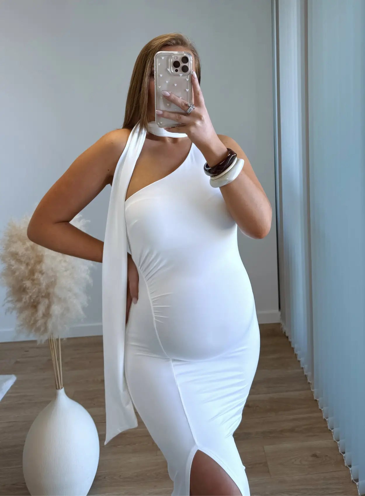 Robe-longue-de-grossesse-élégante-asymétrique-blanche